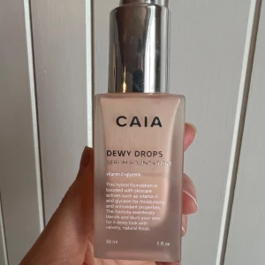 CAIA Dewy Drops Serum Foundation 10W - Se sista bilden som visar hur mycket det är kvar. Perfekt om du vill prova om färgen eller formulan passar dig. Säljer en CAIA Dewy Drops Serum Foundation som ger en strålande och naturlig finish. Denna foundation är lätt och återfuktande, perfekt för en daggfrisk look. 