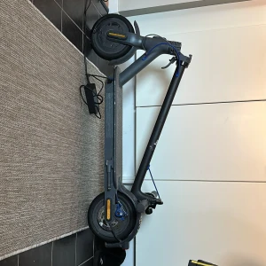 El sparkcykel  -  Elsparkcykel där frakten ingår 