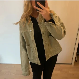 Jeansjacka  - Skitsnygg jeansjacka från zara som aldrig är använt (köpte fel storlek) 