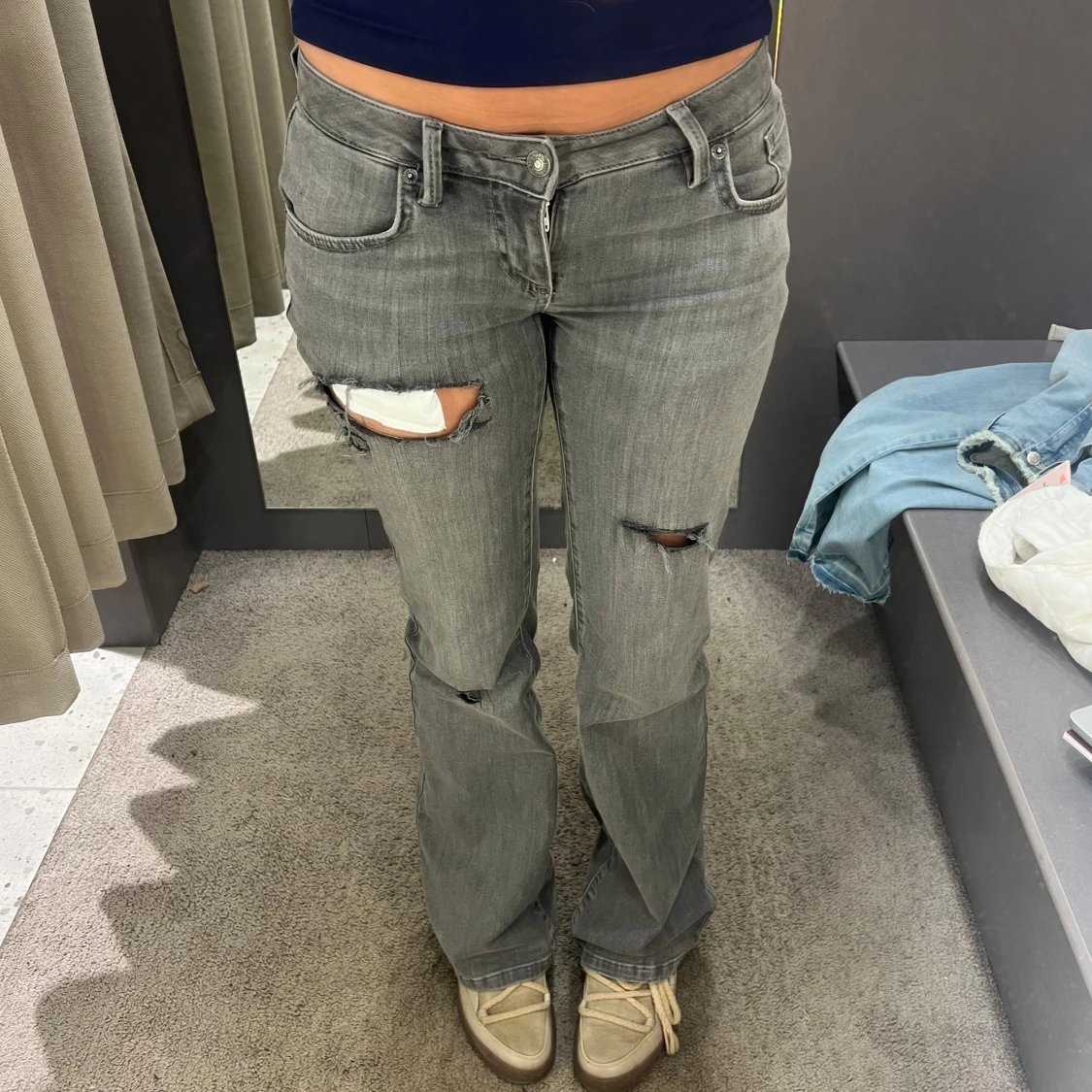 Grå jeans med slitningar - 2