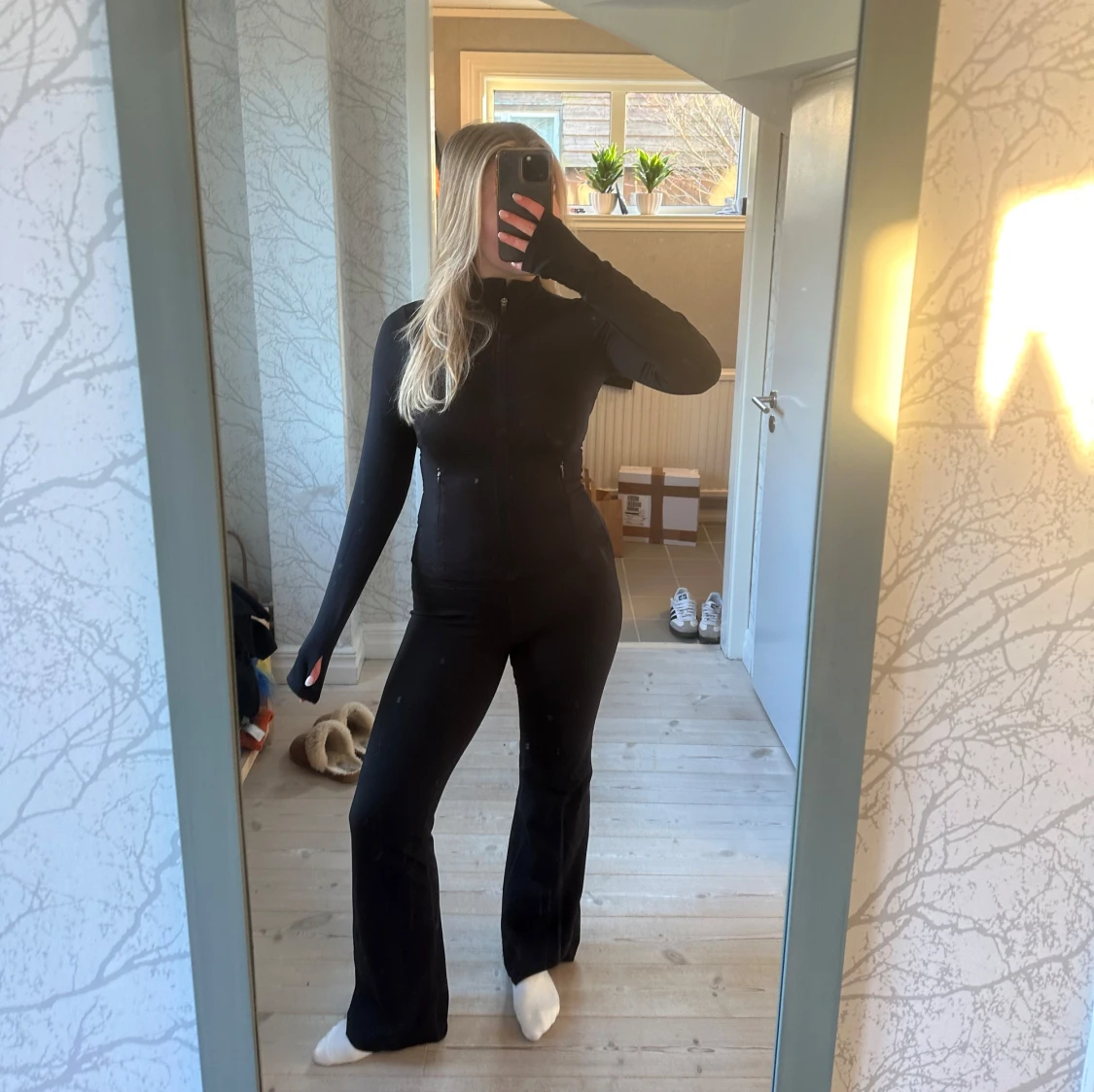 Svart träningsset med jacka och byxor