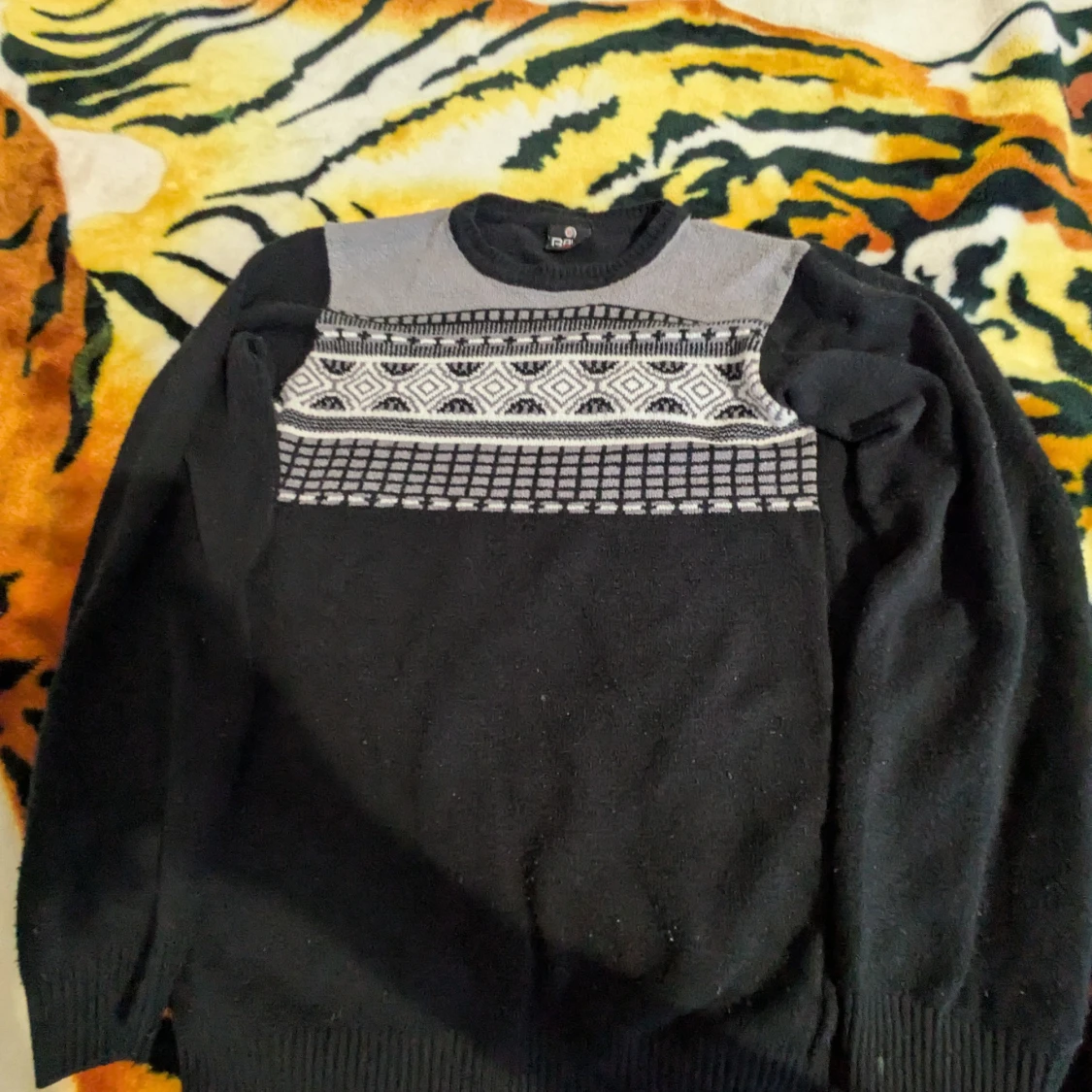 Svart och grå stickad tröja från Balli Triko