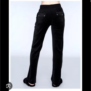 Juicy Couture  - Säljer mina svarta Juicy i strl S som köptes i somras med används nästan aldrig! Fint skick, inga defekter. Skickar fler bilder om önskas!