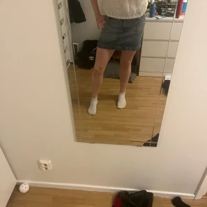 Jeanskjol i blå denim - Jättefin kort jeanskjol