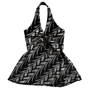 Mönstrad halterneck topp - Snygg halterneck topp i svart och vitt med ett geometriskt mönster. Toppen har en knytning framtill som ger en fin detalj. Perfekt för en trendig look.