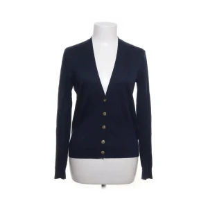 Mörkblå kofta från Ralph Lauren - Snygg mörkblå kofta från Ralph Lauren med ett unikt mönster på baksidan i vitt. Koftan har långa ärmar och knäpps med stiliga knappar framtill. Perfekt för att ge en elegant touch till din outfit.