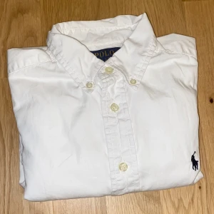 Ralph Lauren skjorta - Tjena! Säljer nu denna snygga Ralph lauren skjortan i Slim Fit, storlek 14 (155/ 76 160) vilket motsvarar 14/XS. Skjortan är använd men i mycket bra skick utan defekter.  Nypris: 1200 kr  Mitt pris: 349  Hör gärna av dig om du har några frågor eller vill se fler bilder! 