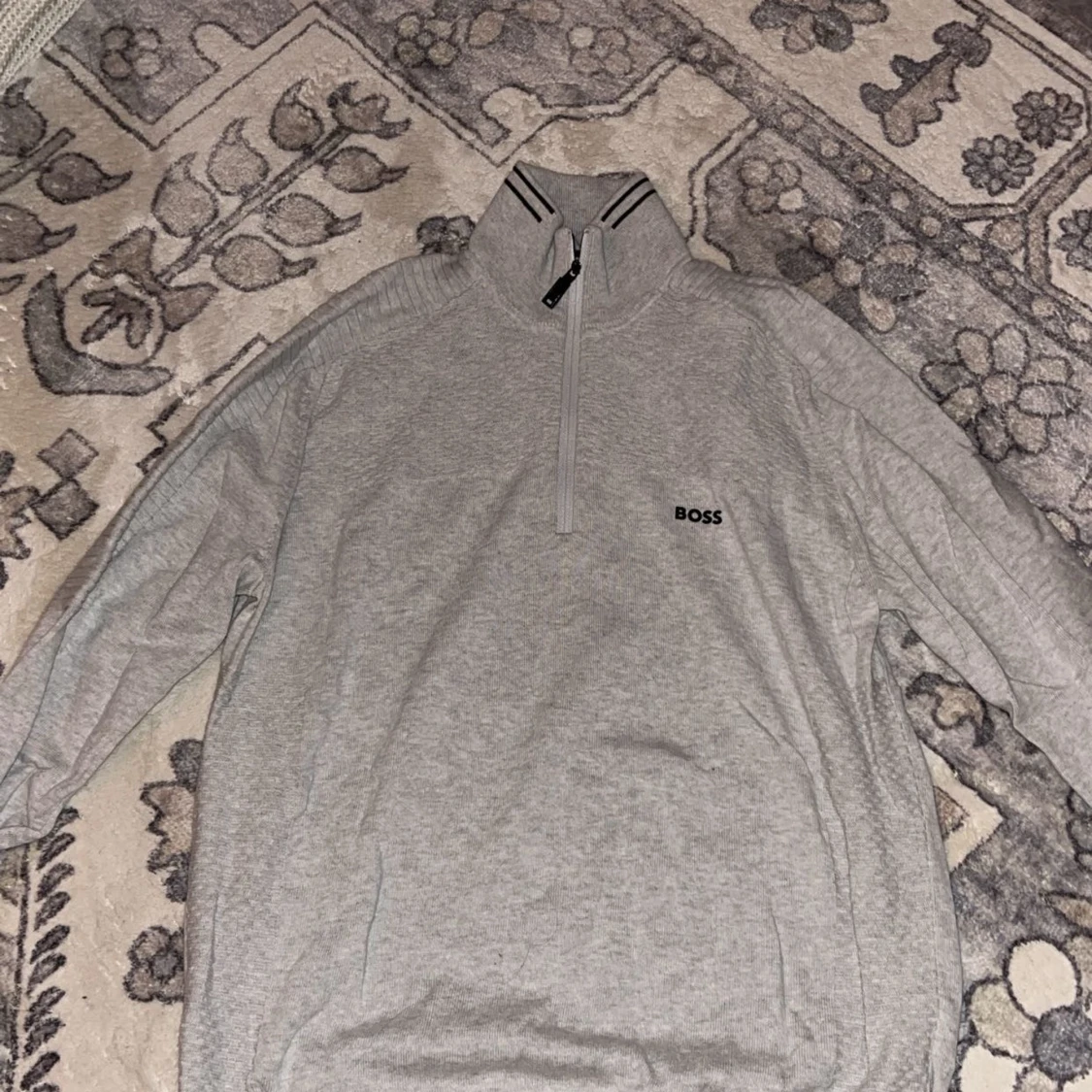 Grå tröja med dragkedja från BOSS