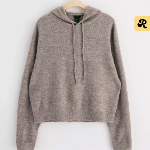 Stickad hoodie - Säljer nu denna supermysiga tröja då den ej kommer till användning ❤️ skriv om ni har frågor! Storlek m men passar mig som har s, lite overzise bara ☺️