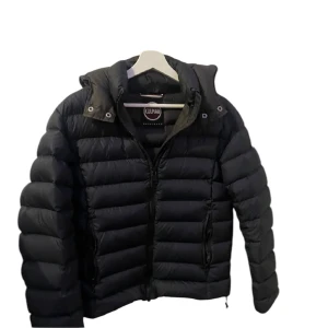 Colmar Jacka - Tja säljer nu denna colmar jacka i storlek S. Själv har jag inte använt den mycket alls. Den är i grymt skick förutom en liten defekt på höger sida som syns på en av bilder detta syns inte alls om man inte kollar väldigt noga och nära. Nypris är 6-7k