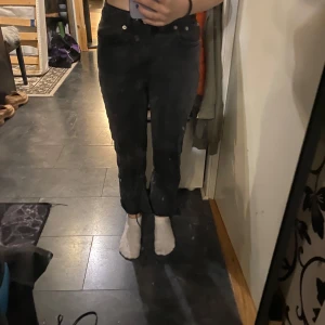 svarta high waist jeans - högmidjade jeans som e för korta på mig (är 154) med synlig användning speciellt i botten av benen