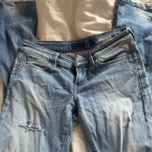 Blå jeans från Replay - Midwaist/lowwaist jeans från replay. Skulle säga att de är mellan bootcut och straight men sitter såå snyggt.
