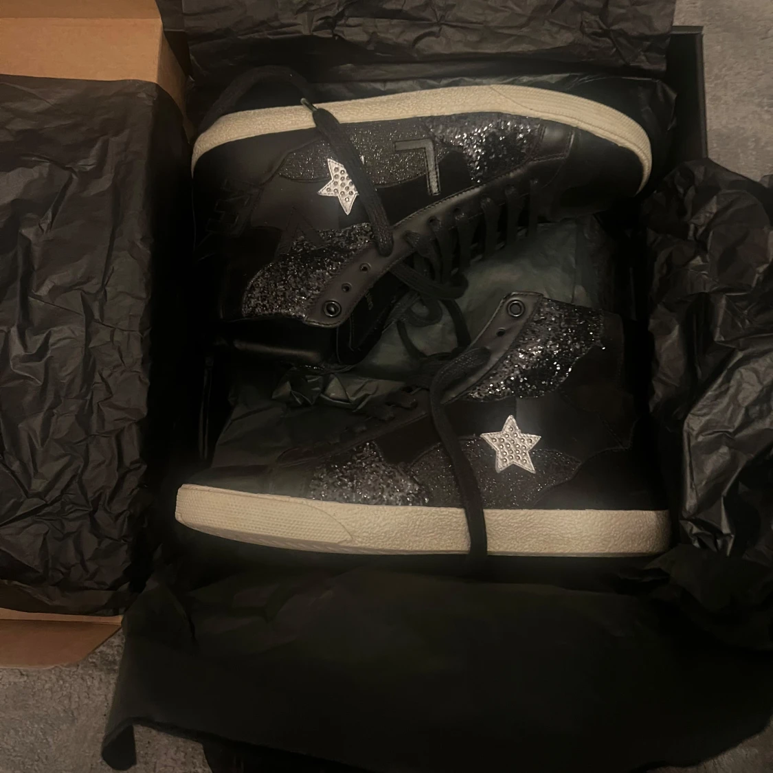 Svarta sneakers med stjärndetaljer från Saint Laurent - 1