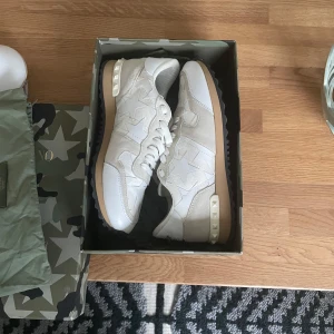 Valentino rockrunner  - Vita valentino rockrunner camo stars, nästan i nyskick. Som tyvärr har blivit försmå. Storlek 39