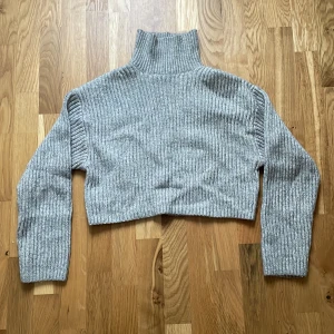 Tröja med hög hals  - En tröja med hög hals som knappt är använd 