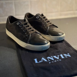 Lanvin Cap Toe - Säljer mina Lanvin Cap Toe i färgen ”elefantgrå” i väldigt fint skick. Väldigt stilrena skor som är sparsamt använda. Fler bilder kan naturligtvis skickas vid förfrågan. Skorna är storlek UK 8 vilket motsvarar 42-43. OG Dustbag medföljer.