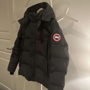 Canada goose jacka - Säljer Canada Goose jacka. Jackan är i svartfärg och är nästan helt ny, säljer eftersom jag har ingen användning till den, använt ett par gånger bara men annars är den helt ny och utan defekter pälsen ingår även med, jag har aldrig använt den. Pris går att diskuteras! 