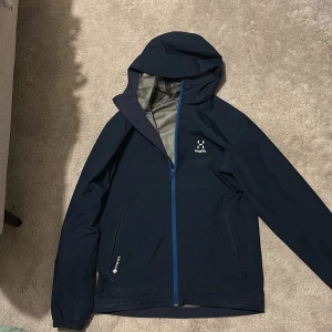 Haglöfs jacka - Säljer nu denna riktigt snygga haglöfs jacka i nyskick, till ett riktigt bra pris. Skriv vid frågor/funderingar!