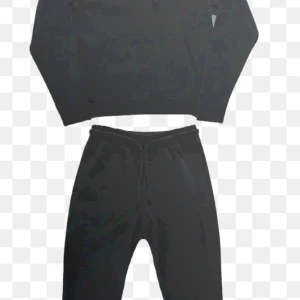 Syna world dress  - Svart synaworld dress från Central cees egna märke SYNAWORLD. Köptes för 3000kr är i väldigt bra skick. Storlek S i både byxor och hoddie.