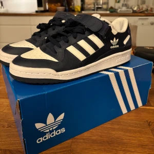 Adidas sneakers - Snygga Adidas sneakers i blått och vitt.                        Helt oanvända och säljer då jag beställde fel storlek men inte hann skicka tillbaka dem🤷‍♂️              Nypris 1100kr                                                                    Pris kan diskuteras!