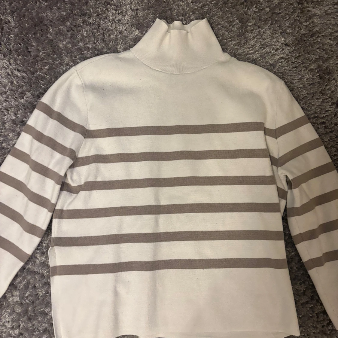 Vit och beige randig polotröja