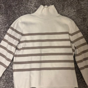 Vit och beige randig polotröja - Tröja med halvpolo, Inte använd då den är för liten tror inte den säljs länge