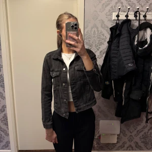 Svart jeans jacka - Fin lite kortare svart jeans jacka. Inte mycket använd så hel och fin!