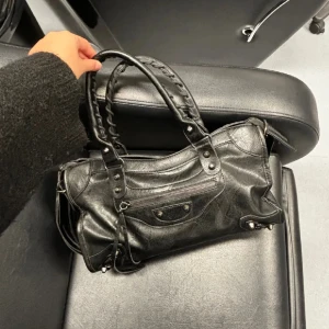 populär handväska - kollar intresset på denna superfina och jätte rymliga väska! den har kommit till användning en del och har därför lite defekter som exempelvis trådar som gått av, däremot inget man tänker på så mycket. får plats med en massa i den så den är perfekt till en övernattning eller skola💓buda gärna! köpt för ca 600