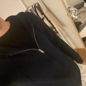 Blå cashmir tröja. - Säljer mina blåa Kashmir tröja från John Henric. Det är knappt använd nypris 2700. 