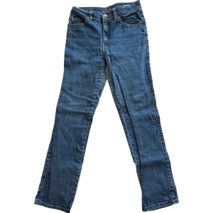 Jeans - Snygga blåa jeans med bootcut-stil. Midjemått: 38 cm, innerbenslängd: 78 cm.
