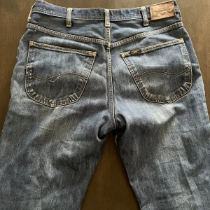 lee jeans - Snygga lee jeans, bra skick. Midjemått:40cm Innerbenslängd: 76cm. Bara att skriva om ni har några frågor