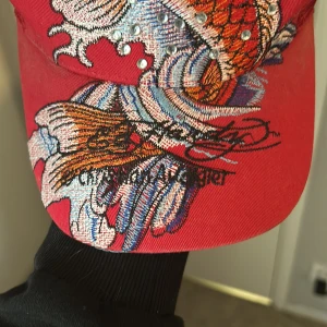 Ed Hardy keps äkta  - Snygg röd ed Hardy keps som är sällsynt och rätt svår att hitta. 