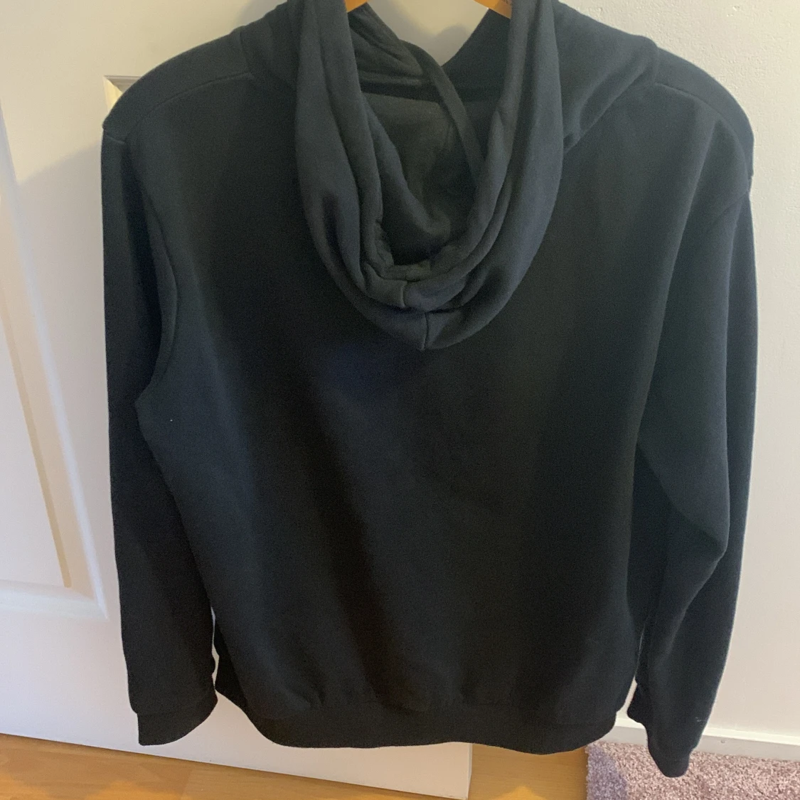 Svart hoodie med text - 2