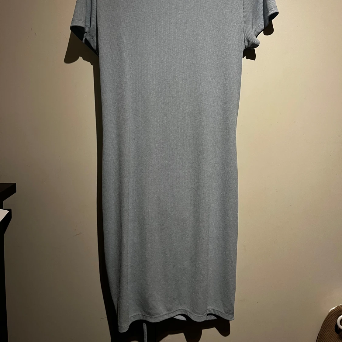 Ljusblå klänning med rynkdetalj - 2