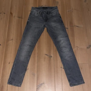 Nudie jeans  - Snygga grå jeans från Nudie Jeans i modellen grim Tim. De har en SLIM fit passform. Perfekta för ”grisch” stilen.  Storlek M27L30 