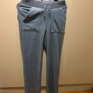 Blå mjukisbyxor från Juicy Couture - Ljusblå juicy couture i xxs, knappt använda 