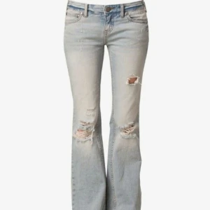 Ljusblå bootcut jeans med slitningar - Snygga Diesel bootcut jeans med coola slitningar på knäna och låren. Liknar de från free people. Perfekta för en avslappnad stil!💗