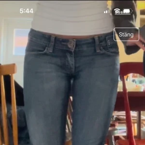 Blå bootcut jeans - Så snygga men tyvärr för korta för mig🩷 Sprättade längst ner, bild finns. Midjemått: 36, Innerbenslängd: 80,5 (uppsprättade) 78 (inte uppsprättade)