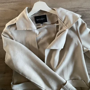 Kappa - Så snygg beige kappa från missäy! Så bra till våren och helt oanvänd💕