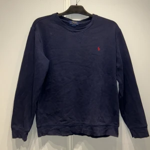 Ralph Lauren Sweatshirt  - Säljer en snygg Polo Ralph Lauren sweatshirt som är i bra skick 8/10✅Bara två små defekter som visas i bilderna✅Storlek M men passar även S✅Hör av er vid frågor och funderingar🤗