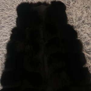 Pälsväst  - Säljer min svarta pälsväst som jag aldrig har använt. Äkta päls. Köpt från en svensk hemsida.