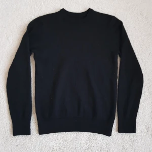 Svart tröja i merinoull från John Henric - Säljer en stilren svart tröja från John Henric, tillverkad i 100% merinoull. Tröjan är som ny finns inga defekter förutom att lappen i tröjan är borta!🙌☀️ hör av dig vid frågor!⭐🙌