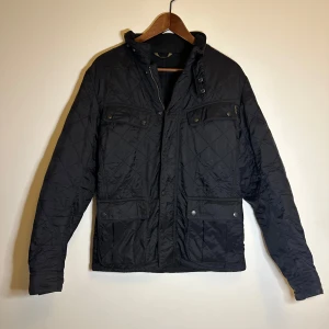 Barbour höjt jacka - En Barbour field jacket i storlek S den passar 173-180 och är knappt använd om ni är intresserade är det bara att fråga kan även tänka mig att gå ner i pris