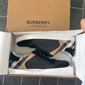 Burberry skor  - Säljer ett par fräscha burburry skor. Andvända en gång, helt rena. Hör gärna av dig om du har några frågor eller funderingar🤩🤝
