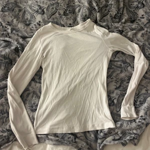 Vit långärmad tröja - Säljer en enkel och stilren vit långärmad tröja. Har tight passform 