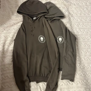 Number (n)ine aw01 sovc hoodie INTRESSEKOLL - Gillar båda två sovc hoodiesarna så lägger mest ut för att ta prisoffer och trades.                 Dem är size 2 o size 3