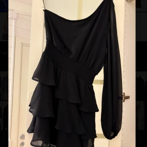 Svart oneshoulder klänning - Jättefin off shoulder klänning från gina trico! Använd en gång länge sedan, går ej att köpa nånstans! 