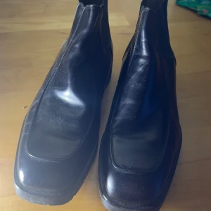 Svarta skinnboots från Aldo Bruè - Snygga svarta boots i skinn från Aldo Bruè, tillverkade i Italien. De har en stilren design med en diskret dragkedja på sidan för enkel på- och avtagning. Perfekta för en elegant look.