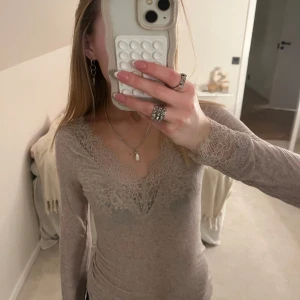 Intimissimi tröja  - Beige intimissimi tröja i storlek S. Den är nästan oanvänd så är super fint skick. 