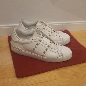 Valentino skor - Snygga, stilrena vita skor från Valentino med guld nitar. Väldigt bra skick jag har endast använt de några få gånger äkta påse medföljer, Stl 39💞